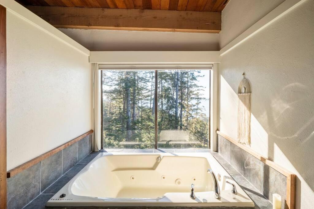 Driftwood Lodge ~ 5 Bedroom / 7 Bath ~ 30-Acre Private Estate On Hwy 1 ~ Hot Tub ~ Oceanview ~ Reunions & Retreats Walsh Landing Exterior foto