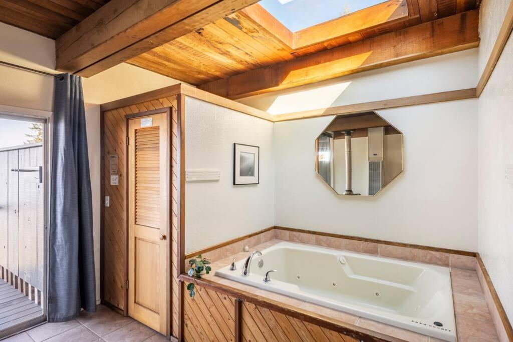 Driftwood Lodge ~ 5 Bedroom / 7 Bath ~ 30-Acre Private Estate On Hwy 1 ~ Hot Tub ~ Oceanview ~ Reunions & Retreats Walsh Landing Exterior foto